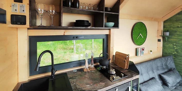 Schovejte se před ruchem měst: krásný tiny house na samotě nedaleko Lipna