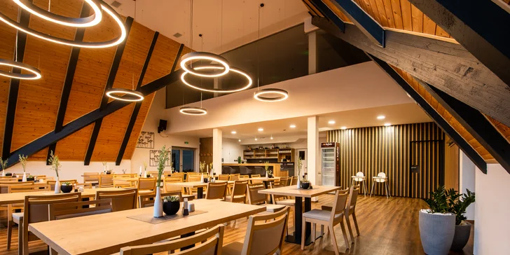 Tříchodové romantické menu pro dva v restauraci s výhledem na Čertovy skály