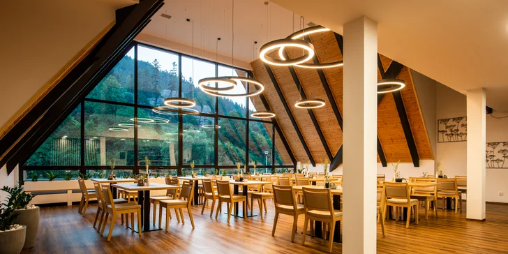 Jumbo pizza v restauraci s výhledem na Čertovy skály: složená až ze 4 druhů