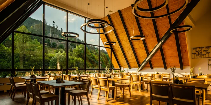 Jumbo pizza v restauraci s výhledem na Čertovy skály: složená až ze 4 druhů