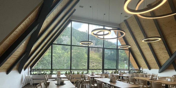 Jumbo pizza v restauraci s výhledem na Čertovy skály: složená až ze 4 druhů