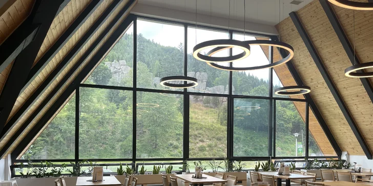 Jumbo pizza v restauraci s výhledem na Čertovy skály: složená až ze 4 druhů