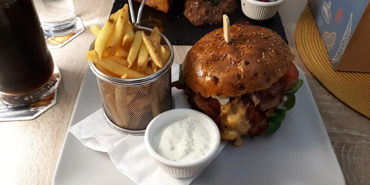 Burger podle výběru a hranolky pro 1 nebo 2 osoby: slaninový, kuřecí i double