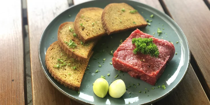 Tříchodové menu s kachnou či tatarákem v hospodské restauraci pro dva