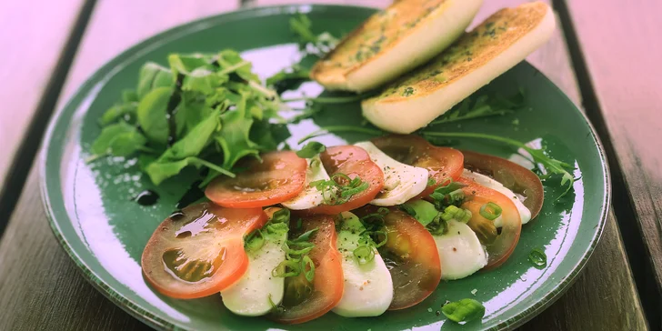 Tříchodové menu s kachnou či tatarákem v hospodské restauraci pro dva