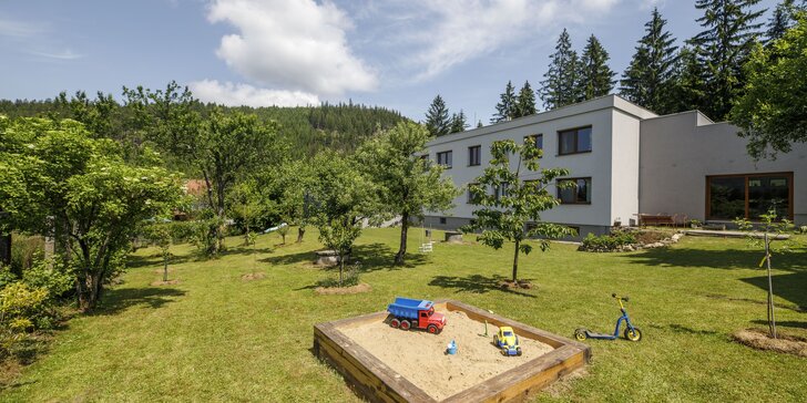 Rodinný pobyt v Beskydech až pro 6 osob: třípokojové apartmány, zahrada s posezením