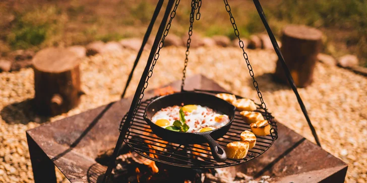 Kouzelná maringotka na samotě pro 4 osoby a uvítací balíček dobrot vč. grilu