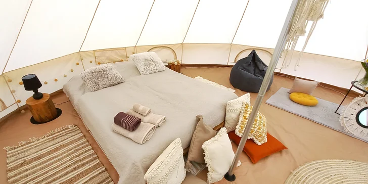 Glamping na Berounsku: luxusní stan pro 2–4 os. se snídaní a s možností romantického pikniku