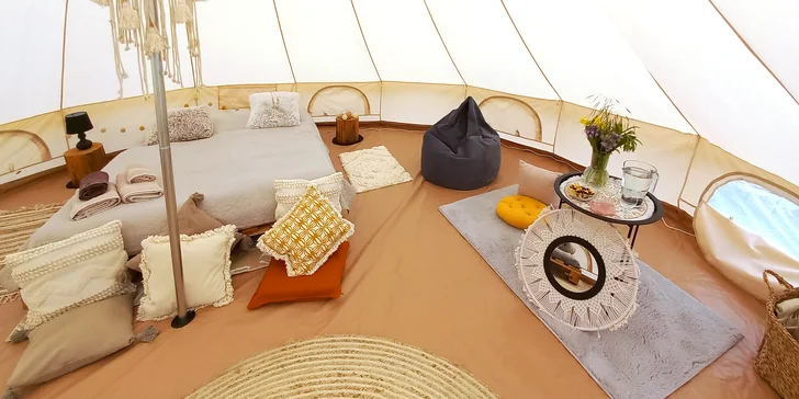 Glamping na Berounsku: luxusní stan pro 2–4 os. se snídaní a s možností romantického pikniku