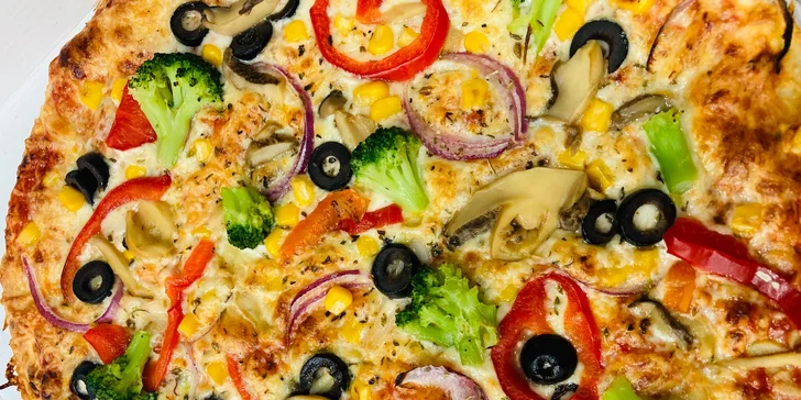 Pizza o průměru 32 cm podle výběru z 11 druhů, možnost posezení i odnosu