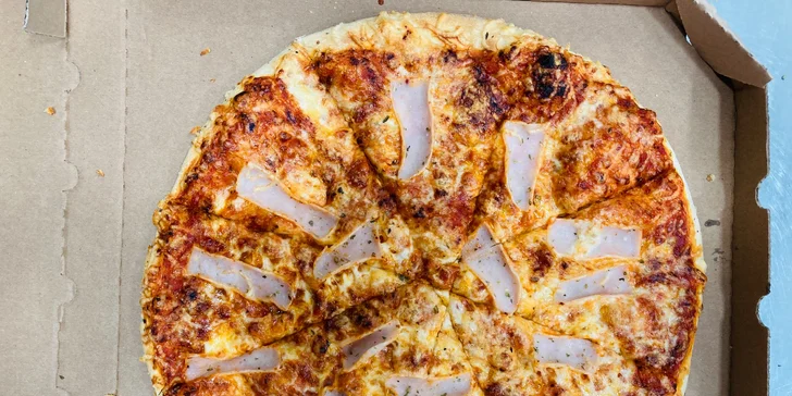Pizza o průměru 32 cm podle výběru z 11 druhů, možnost posezení i odnosu