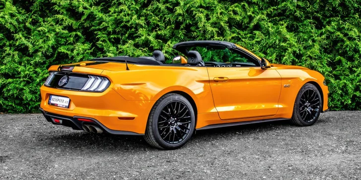 Brutální jízda s větrem ve vlasech: zapůjčení Fordu Mustang GT 5.0 V8 Cabrio na 12 či 24 hodin