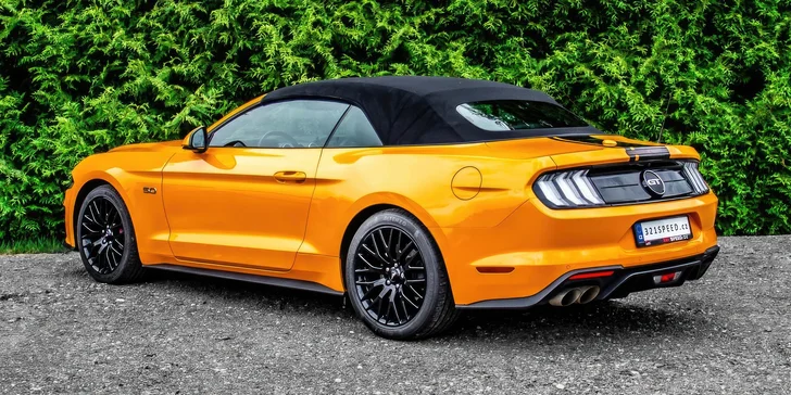 Brutální jízda s větrem ve vlasech: zapůjčení Fordu Mustang GT 5.0 V8 Cabrio na 12 či 24 hodin