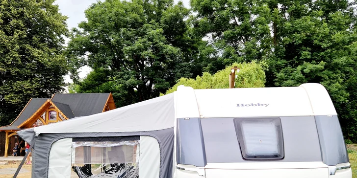 Rodinný pobyt v karavanu v Pekle Čertovina: snídaně, vyhřívaný bazén a denně pohádka