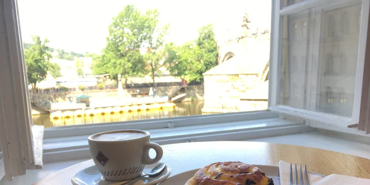 Pohoda u Karlova mostu: káva a domácí koláč s mákem, višněmi či švestkami, croissant nebo šnek