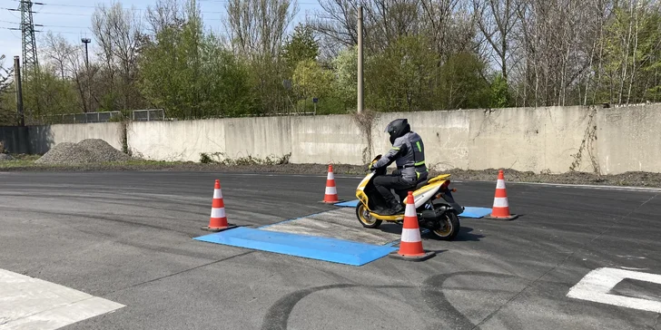 Škola smyku na motorce: teorie i praxe na speciální smykové desce