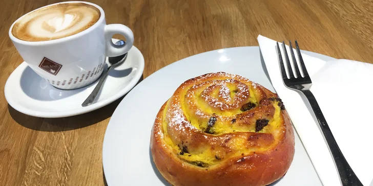 Pohoda u Karlova mostu: káva a domácí koláč s mákem, višněmi či švestkami, croissant nebo šnek