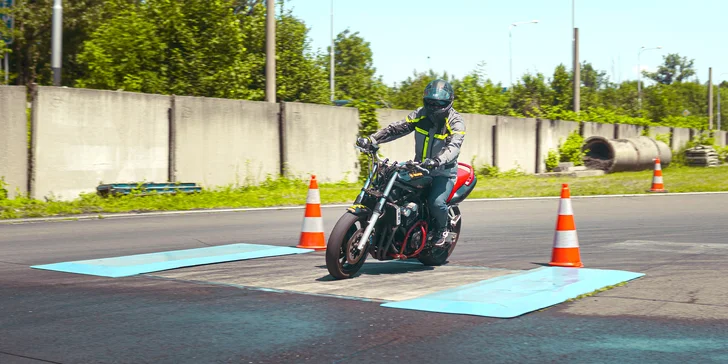 Škola smyku na motorce: teorie i praxe na speciální smykové desce