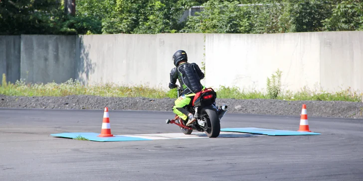 Škola smyku na motorce: teorie i praxe na speciální smykové desce