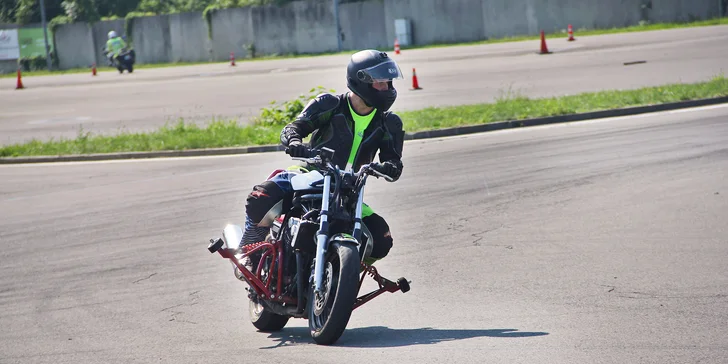 Škola smyku na motorce: teorie i praxe na speciální smykové desce