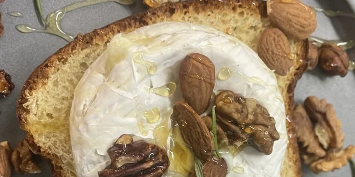 Výtečná snídaně v moderní kavárně v srdci Karlína: granola i ovesná kaše či vaječná omeleta pro 1 i 2 os.