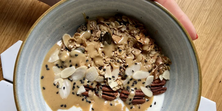Výtečná snídaně v moderní kavárně v srdci Karlína: granola i ovesná kaše či vaječná omeleta pro 1 i 2 os.