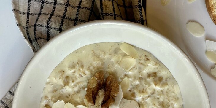 Výtečná snídaně v moderní kavárně v srdci Karlína: granola i ovesná kaše či vaječná omeleta pro 1 i 2 os.
