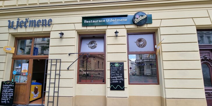 Smažák či steak a hranolky nebo guláš s pivem či limonádou v centru Prahy pro 1 i 2 osoby