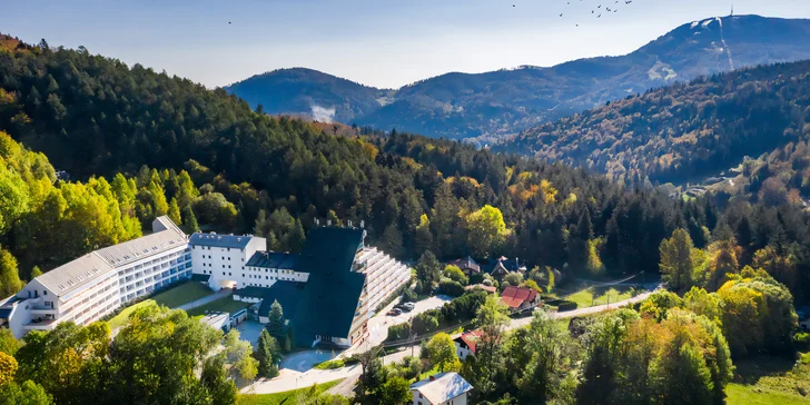 Rodinná dovolená v polských Beskydech: horský hotel s jídlem, wellness a venkovním bazénem