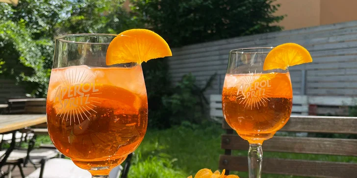 Italské osvěžení ve funkcionalistické kavárně: Aperol Spritz pro 2 až 4 osoby i slané zobání
