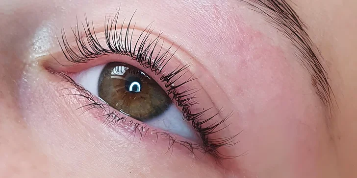 Smyslný pohled i bez umělých řas: lash lifting s barvením a výživou řas