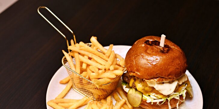 Dobrota v bulce pro 1 i 2 osoby: jelení burger nebo klasický hovězí burger či pálivá specialita