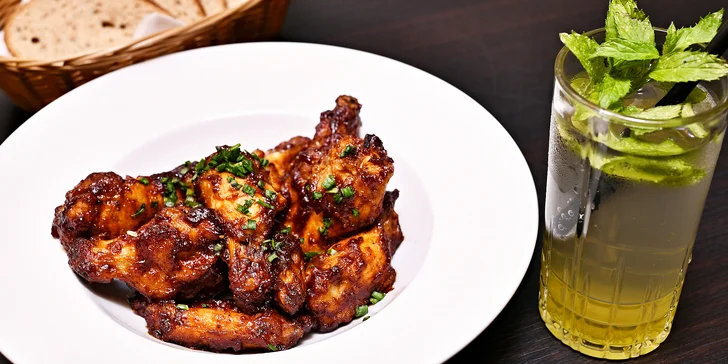 0,5–1 kg křídel v restauraci Veranda s pivem či limčou až pro dva jedlíky
