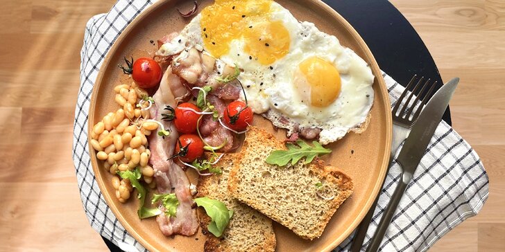 Výtečná snídaně v moderní kavárně v srdci Karlína: granola i ovesná kaše či vaječná omeleta pro 1 i 2 os.