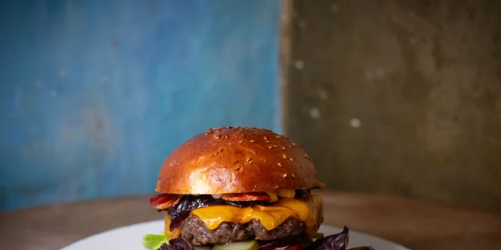 Burger s hovězím masem nebo halloumi pro jednu nebo dvě osoby: varianta s hranolkami