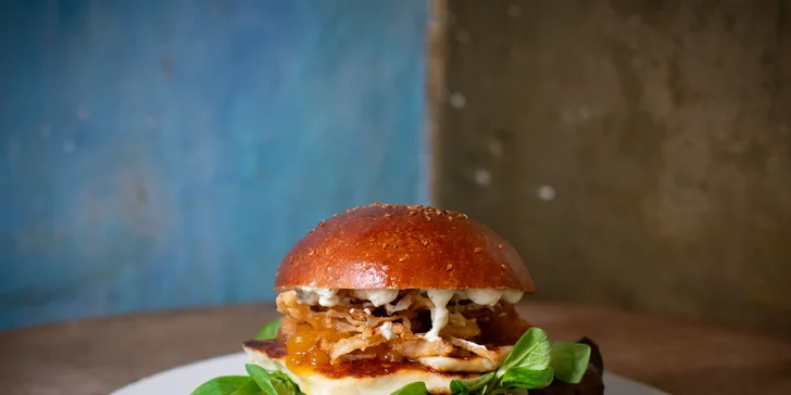 Burger s hovězím masem nebo halloumi pro jednu nebo dvě osoby: varianta s hranolkami
