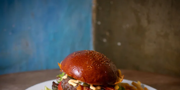 Burger s hovězím masem nebo halloumi pro jednu nebo dvě osoby: varianta s hranolkami