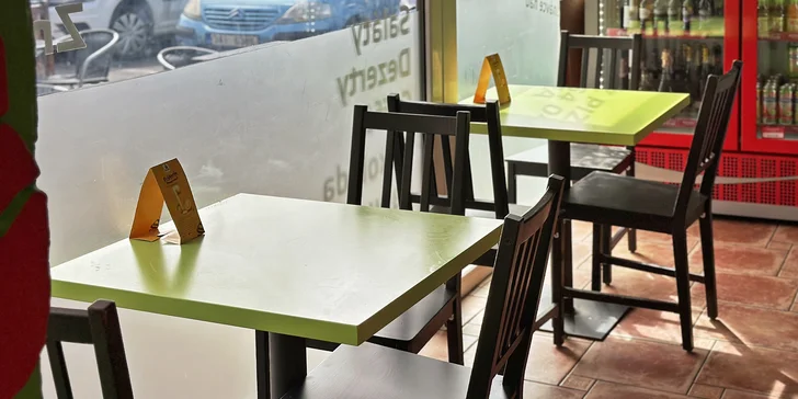 Zažeňte hlad: Pečená kuřecí křídla s pizza chlebem pro 1 i 2 os.