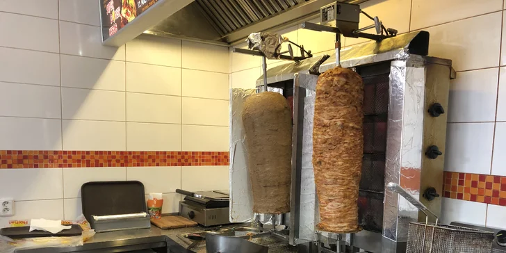 Dokonalý kebab s hovězím či kuřecím masem, dipem dle výběru i ovčím sýrem na Dejvické