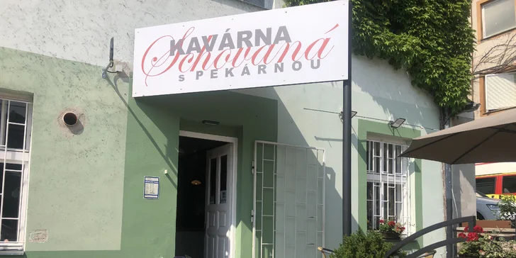 Káva i zákusky v centru Berouna: vídeňská se šlehačkou i latte a dortík podle výběru