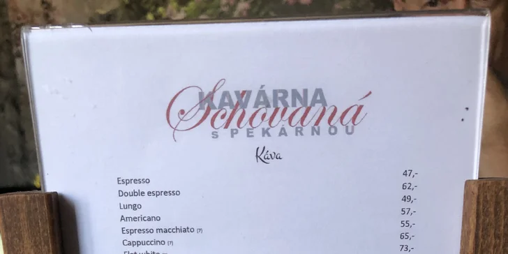 Káva i zákusky v centru Berouna: vídeňská se šlehačkou i latte a dortík podle výběru