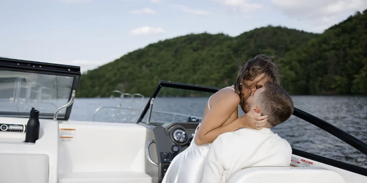Projížďka na Slapech: 1–5 hod. na motorové lodi s kapitánem až pro 7 osob