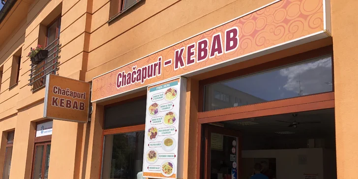 Dürüm kebab s masem a salátem, kebab talíř s hranolky a nápoj