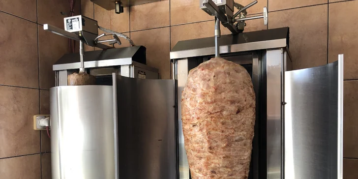 Dürüm kebab s masem a salátem, kebab talíř s hranolky a nápoj