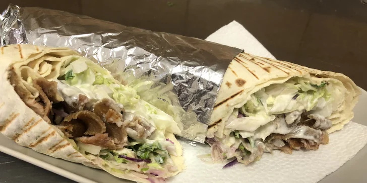 Dürüm kebab s masem a salátem, kebab talíř s hranolky a nápoj