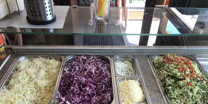 Dürüm kebab s masem a salátem, kebab talíř s hranolky a nápoj