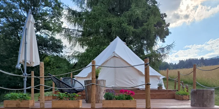 Glamping na pomezí Orlických hor a Králického Sněžníku: moderní stan s terasou, grilem i snídaní