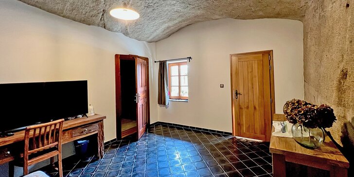 Netradiční pokoj v pískovcové skále: romantická atmosféra, vlastní koupelna a snídaně v ceně