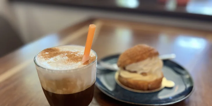 Káva, čaj nebo frappé i slaná či sladká pochoutka pro jednu nebo dvě osoby