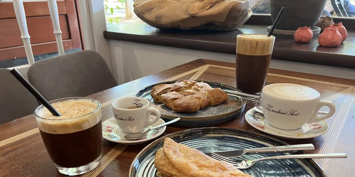 Káva, čaj nebo frappé i slaná či sladká pochoutka pro jednu nebo dvě osoby